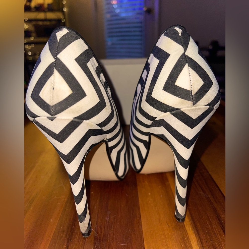 Chevron heels never worn new in box - Picture 2 of 3